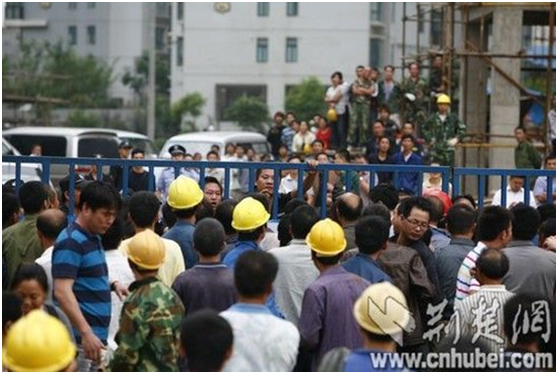 武汉电梯百米处蜜桃视频APP永远入口断裂坠落 升降机从高空坠落
